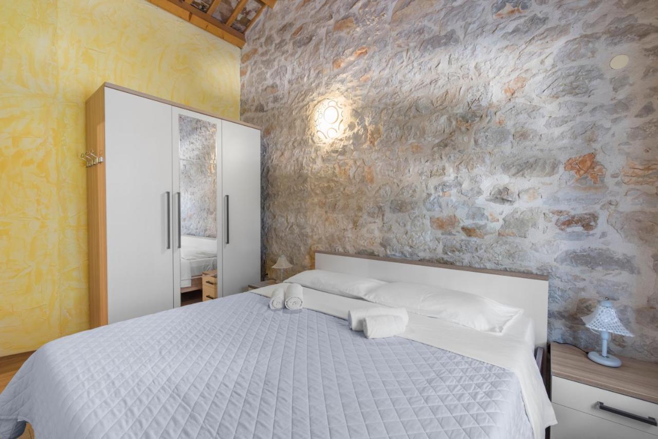 Villa Antonci-18, Pool, 3 Houses, Jacuzzi, Private Territory Antonci  Εξωτερικό φωτογραφία