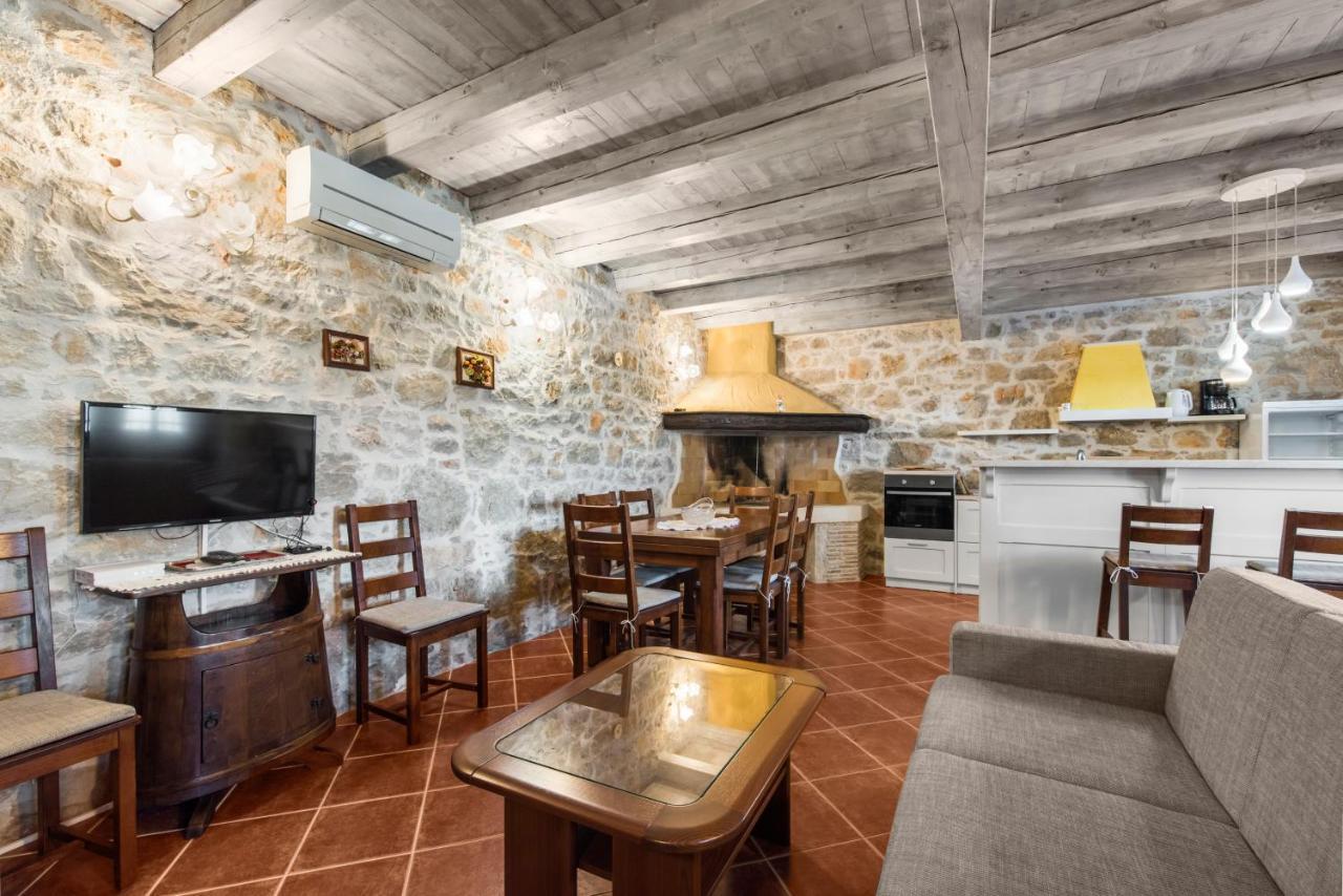 Villa Antonci-18, Pool, 3 Houses, Jacuzzi, Private Territory Antonci  Εξωτερικό φωτογραφία