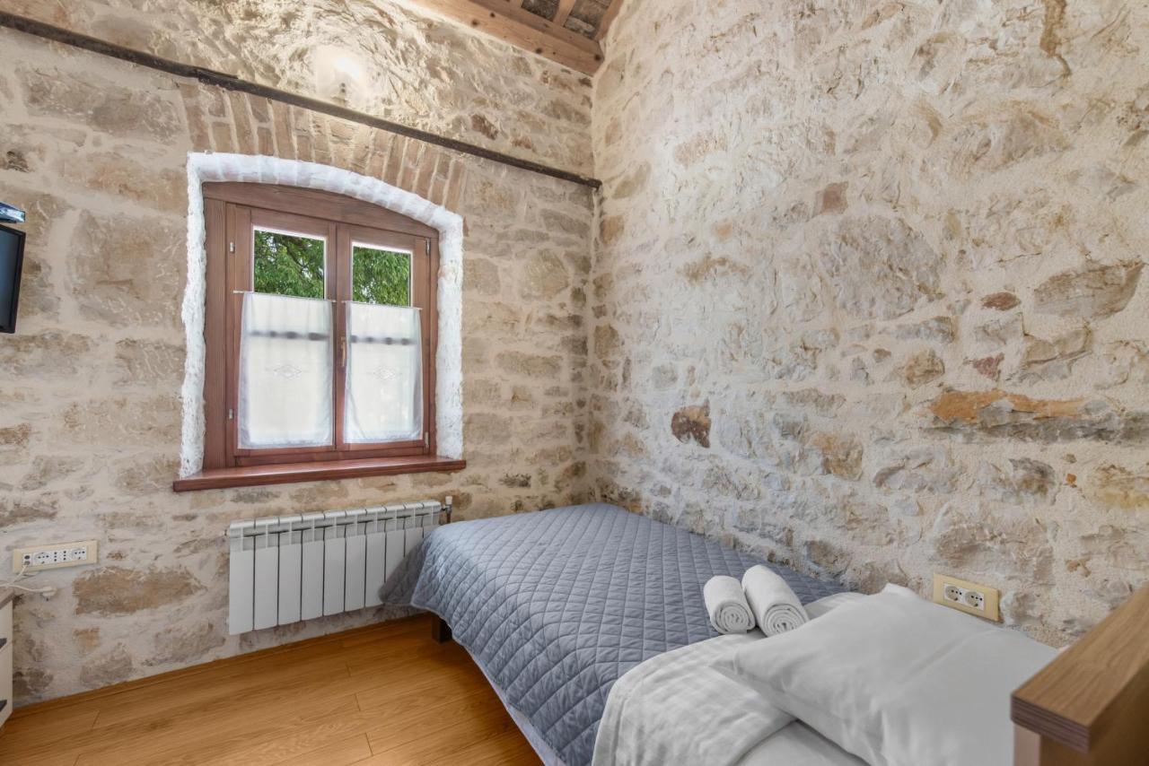 Villa Antonci-18, Pool, 3 Houses, Jacuzzi, Private Territory Antonci  Εξωτερικό φωτογραφία